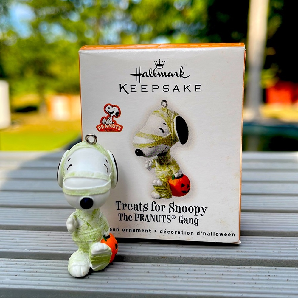 2010 Hallmark Snoopy Figure